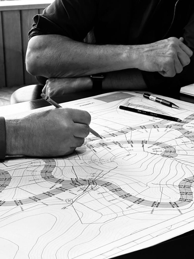 El equipo trazando el plano maestro de La Querencia